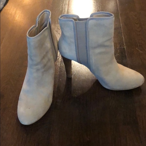 Banana republic light gray suede boot. Size 7.5 - Picture 1 of 5